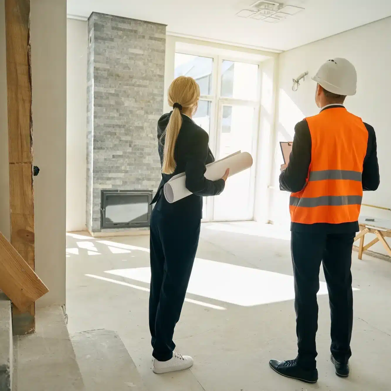 Rénovation façade maison : échafaudage et chantier Chantier de rénovation extérieure d'une maison moderne, échafaudages métalliques devant les façades couleur crème sous un ciel bleu avec nuages.